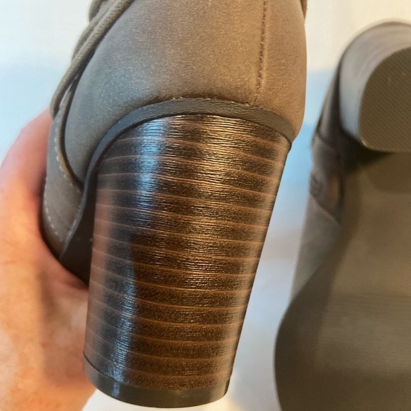 Madden Girl~Deliite~Faux Leather Ankle Boot~Criss Cross String Detail~Size 7.5 - Picture 7 of 14